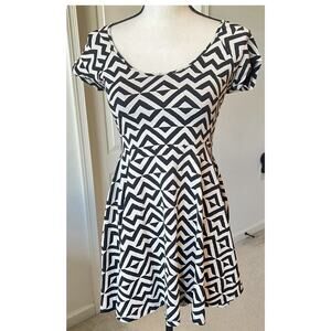 VICTORIA’S SECRET PINK Chevron‎ Back Cut Out Skater Dress Size Small Petite